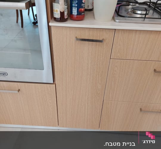 מוצרים על השיש במטבח ליד כיריים ותנור
